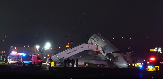 Avión de Air Canada tras choque con camión de bomberos en aeropuerto La Guardia