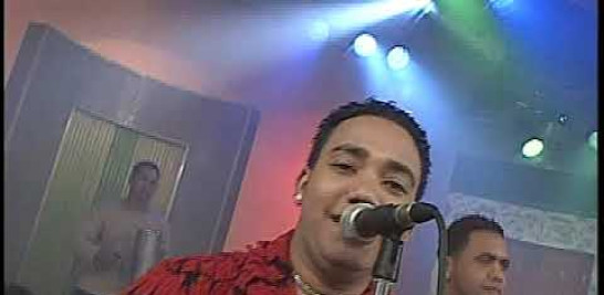 Elvis Martinez (El Camaron De La Bachata) En El Show Del Mediodia Republica Dominicana 2003 Elvis Martinez Interpretando El Tema Maestra