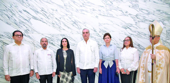 El presidente Abinader junto al senador Daniel Rivera; el presidente de Efemérides Patrias, Juan Pablo Uribe; la primera dama Raquel Arbaje; la vicepresidenta Raquel Peña, y monseñor Héctor Rodríguez.