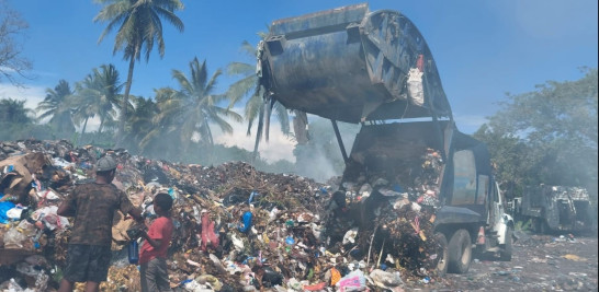 Vertedero a cielo abierto improvisado por autoridades del ayuntamiento, cerca del canal Marcos A. Cabral.