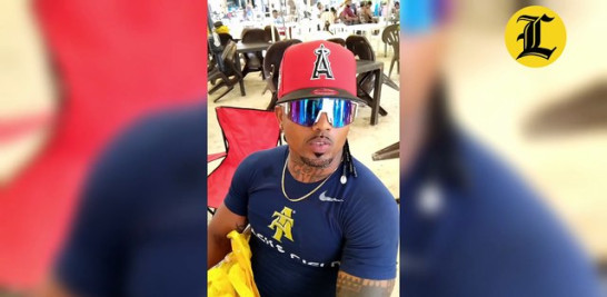 El cielo no cooperó, pero la gente sí. Bajo nubes densas y con lluvias ligeras que aparecían por momentos, decenas de personas —entre locales y turistas— decidieron no renunciar a la tradición y se trasladaron el Jueves Santo a la playa de Boca Chica, un clásico refugio a unos 40 minutos de Santo Domingo, para disfrutar del asueto de Semana Santa.