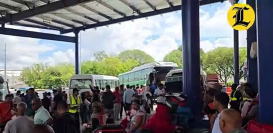 Maletas, mochilas, fundas, cajas y peinados extravagantes acompañaban a las personas que se aproximaron a las distintas paradas de autobuses de Santo Domingo para dirigirse a diferentes localidades de República Dominicana por el asueto de la Semana Santa 2026.
