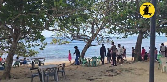 Alegría, gratitud y diversión fueron las emociones positivas que mostraron las personas que tomaron la decisión de acudir a la playa un Viernes Santo.<br /><br />Esa era la escena que mostraban las playas de Guayacanes, Juan Dolio y Boca Chica, tres espacios recreativos que recibieron a los visitantes mientras eran protagonistas de un ambiente sereno y calmado.