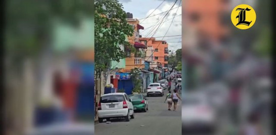 Dominó, vitilla y baloncesto son los juegos de ocio que destacan en los barrios de la capital en este asueto de Semana Santa.