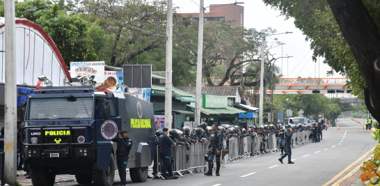 Agentes policiales en el desalojo de teleofertas