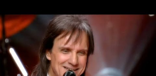 Roberto Carlos - Yo solo quiero (Un millon de amigos) (Official Video)

Audio oficial de Roberto Carlos de su tema 'Yo solo quiero (Un mill´pon de amigos)'. Haz clic aquí para escuchar a Roberto Carlos en:
Youtube: https://www.youtube.com/channel/UCa61SNyOCMWaL2PPEM-Qz6w
Spotify: https://open.spotify.com/artist/7fAKtXSdNInWAIf0jVUz65?autoplay=true&v=AGoogle Play: https://play.google.com/music/preview/Avl4kgb3yj4iyofqvdc7abt52ci?play=1&u=0Dezzer: https://www.deezer.com/es/artist/7613/radio?autoplay=true
Otros videos de Roberto Carlos:
Esa Mujer:https://www.youtube.com/watch?time_continue=41&v=10fyC0Gdhrk
Cama y mesa: https://www.youtube.com/watch?v=7Kae99G-Yqk

Suscríbete al canal de Roberto Carlos en YouTube: https://www.youtube.com/channel/UCa61SNyOCMWaL2PPEM-Qz6w


---------

Letras:

Yo sólo quiero mirar los campos
Yo sólo quiero cantar mi canto
Pero no quiero cantar solito
Yo quiero un de pajaritos
Quiero llevar este canto amigo
A quien lo pudiera necesitar
Yo quiero tener un millón de amigos
Y así más fuerte poder cantar
Yo sólo quiero un viento fuerte
Llevar mi barco con rumbo norte
Y en el trayecto voy a pescar
Para dividir luego al arribar
Yo quiero creer la paz del futuro
Quiero tener un logar sin muro
Quiero a mi hijo pisando firme
Cantando alto, sonriendo libre
Yo quiero amor siempre en esta vida
Pedir calor de una mano amiga
Quiero a mi hermano sonriso al viento
Verlo llorar pero de contento
Venga conmigo a ver los campos
Cante conmigo también mi canto
Pero no quiero cantar solito
Yo quiero un de pajaritos
Quiero llevar este canto amigo
A quien lo pudiera necesitar
Yo quiero tener un millón de amigos
E así más fuerte poder cantar
Fuente: Musixmatch
Compositores: ESTEVES ERASMO / BRAGA ROBERTO CARLOS
Letra de Un millón de amigos © Emi Songs Do Brasil Edicoes Musicais Ltda
#YoSoloQuiero #RobertoCarlos #Baladas