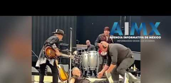 El concierto fue un nuevo éxito para el 'Boss', aunque durante el transcurso del evento protagonizó una curiosa caída tras tropezar con unos escalones. El artista fue ayudado a levantarse y pudo continuar con el show como estaba previsto.