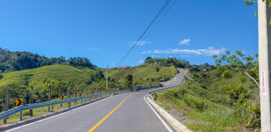 La carretera Tavera-Jarabacoatrata tiene una longitud de 8.3 kilómetros