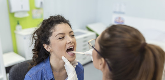 Las afecciones de las cuerdas vocales provocan disfonía.