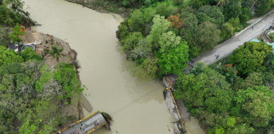 La crecida del río Camú arrastró un puente, lo que afecta el tránsito. Indomet mantiene avisos y alertas meteorológicas debido a una vaguada.