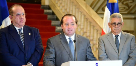 El Gobierno anunció una serie de nuevas medidas en búsqueda de "contener y eficientizar" el gasto público como forma de mitigar el impacto de la crisis producida por el conflicto bélico entre Irán y Estados Unidos.<br /><br />Dentro de las medidas adoptadas durante el Consejo de Gobierno, encabezado por el presidente Luis Abinader, se destaca la propuesta de reducir en 50% el presupuesto de los partidos políticos.<br /><br />https://listindiario.com/la-republica/20260430/gobierno-anuncia-nuevas-medidas-mitigar-crisis_903979.html
