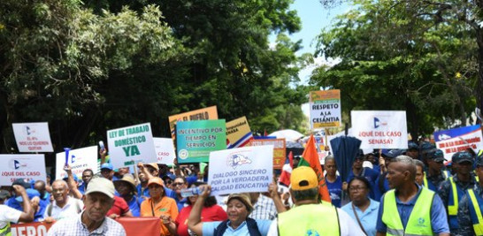 Cientos de trabajadores marcharon este viernes en las calles de Santo Domingo en demanda de soluciones al alto costo de la vida, aumentos salariales, respeto a la cesantía laboral y contra casos de corrupción como el del Servicio Nacional de Salud (Senasa), así como en rechazo al proyecto minero Romero, en San Juan de la Maguana.<br /><br />La movilización, realizada por el Día Internacional de los Trabajadores, avanzó hasta las inmediaciones del Palacio Nacional, donde los manifestantes fueron recibidos por un amplio dispositivo de seguridad compuesto por agentes antimotines de la Policía Nacional.<br /><br />https://listindiario.com/la-republica/ciudad/20260501/trabajadores-marchan-palacio-nacional-reclamo-salarios-cesantia-alto-costo-vida_904028.html