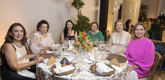 Jeannette Nadal, Lucita de Díaz, Laura Díaz, Matilde Dargam, Roxana Dargam y Gretna Rivera