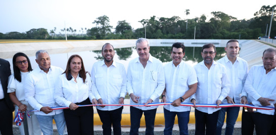 Presidente Luis Abinader (centro); alcalde Noel Abreu (izquierda); director de Inapa Wellington Arnaud (derecha); y otras autoridades en la inauguración de la planta de tratamiento en Pimentel