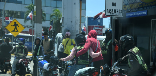 Motorcycle taxis are located in front of the Metro Centro de los Héroes stop, where there is also a "No Passengers" sign.