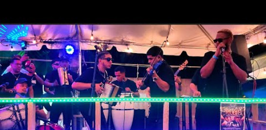 Frabian Eli & El Rubio Acordeon interpretando El Diente de Oro en vivo.

Autor: Damaso Lopez
Acordeón: Enmanuel "El Rubio" Garcia
Violin: Frabian Eli
Tambora, Timbal & Coros: Dalexis Fontanillas
Voz Principal: Fabian Ogando
Piano: Rodolfo De La Rosa
Güira: Luis "Mamoya" Rodriguez
Congas: Raymond Vazquez
Bajo: Wilmer Valerio Gomez
Ingeniero de  Masterización: "Animal" 
Ingenero de mezcla: Frabian Eli
Manejo: Wilkin Tatis
Canal oficial de Frabian Eli 
Suscríbete y deja tu comentario! 

