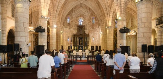 Bajo la solemnidad de Corpus Christi, celebración católica en honor al Cuerpo y la Sangre de Cristo, el reverendo padre David Soriano, rector de la Catedral Primada de América, llamó a la ciudadanía a vivir en comunión, al tiempo de invitar a las autoridades a poner atención ante los hechos de violencia que han consternado el país en lo que va de año.<br /><br />El sacerdote dijo que las autoridades deben crear estrategias que concienticen a la población a vivir en un ambiente de paz, sin violencia y en armonía. Que los padres puedan educar a sus hijos desde el amor y la comprensión para que se eviten los conflictos dentro de los centros educativos.