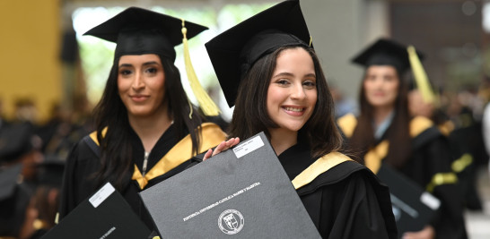 Jóvenes graduadas en PUCMM