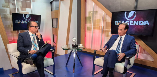 Arturo del Villar, rector de Intec es entrevistado por Héctor Herrera Cabral