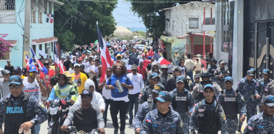 Personas de distintas edades desafiaron el intenso calor y se sumaron a la manifestación pacífica en Barahona