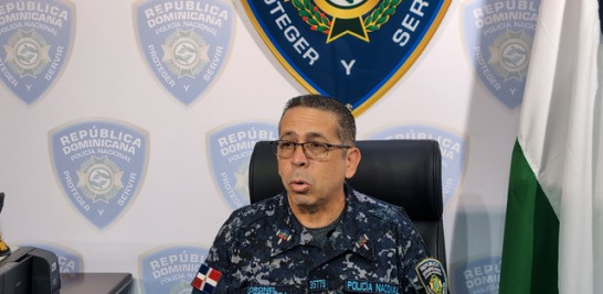 El vocero de la Policía Nacional, Diego Pesqueira, informó sobre la detención de dos individuos señalados como los presuntos autores de la muerte a tiros de un capitán del Ejército de la República Dominicana, en un suceso ocurrido durante la madrugada de hoy en el sector Tierra Santa, en el municipio de Villa Altagracia.<br /><br />La víctima fue identificada como Oliver Octavio Ogando Suero, de 39 años de edad. De acuerdo con los reportes preliminares, el oficial resultó con heridas de bala que le provocaron la muerte tras verse involucrado en un altercado que las autoridades han catalogado, en esta primera etapa de las pesquisas, como un conflicto social.