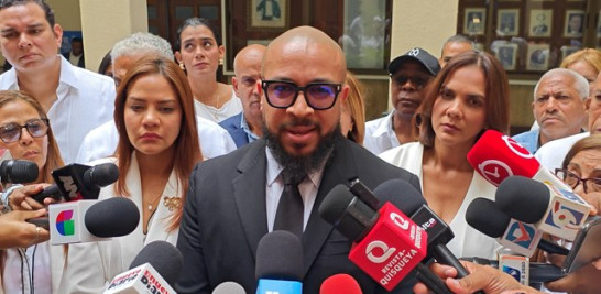 Los familiares de los fallecidos y afectados por la tragedia Jet Set salieron de la Sala de Audiencias del Primer Tribunal Colegiado del Palacio de Justicia de Ciudad Nueva cabizbajos, tristes e impotentes.<br /><br />El fallo de Raymundo Mejía, juez del Primer Juzgado de la Instrucción del Distrito Nacional, de enviar a los hermanos Maribel y Antonio Espaillat a juicio de fondo por homicidio involuntario, era la razón.