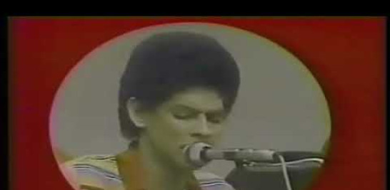 Este es el único video que existe de Pepe Rosario cantando su gran éxito Te Seguiré Queriendo en vivo.
Cabe destacar que en esta presentación se notan a unos Hermanos Rosario siendo muy jóvenes, prácticamente saliendo de la adolescencia.