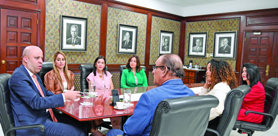 Carlos Julio Camilo, junto a ejecutivos de Promerica, conversa con Miguel Franjul, durante la entrevista.