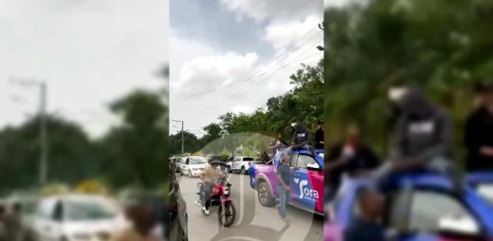 Decena de amigos, familiares, motoristas y comunitarios acompañan este domingo el cortejo fúnebre del joven Darling Emmanuel Mercado Pérez, ultimado por un agente policial en Herrera.<br /><br />El recorrido hacia el cementerio Cristo Redentor congrega a una gran cantidad de personas, mientras numerosos motoristas se suman a la caravana para darle el último adiós.