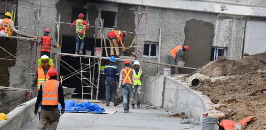 Los obreros, vestidos con overoles y chalecos en tonos naranja y azul, trabajaban a todo vapor para completar el túnel de la Plaza de la Bandera