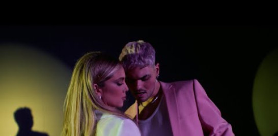 Abraham Mateo, Ana Mena - Quiero Decirte (Official Video)
Música:
Apple Music: https://AbrahamMateo.lnk.to/QuieroDecirte/applemusic
Spotify: https://AbrahamMateo.lnk.to/QuieroDecirte/spotify
Amazon: https://AbrahamMateo.lnk.to/QuieroDecirte/amazonmusicstreaming
YouTube: https://AbrahamMateo.lnk.to/QuieroDecirte/youtube
iTunes: https://AbrahamMateo.lnk.to/QuieroDecirte/itunes
Deezer: https://AbrahamMateo.lnk.to/QuieroDecirte/deezer
TikTok: https://AbrahamMateo.lnk.to/QuieroDecirte/tiktokusemysound
Pandora: https://AbrahamMateo.lnk.to/QuieroDecirte/pandora
Lyrics:
Simplemente otro día mas
Planeando recuperarte
La casa es como un infierno
Queman los recuerdos
Y yo en plan masoquista deje todo tal cual
Pero ahora que no estas aquí
Que me di cuenta de lo que perdí
Puede que no sea tan tarde
Pa’ verte y decirte
Que aun sigo to’ loca por tu amor
Quiero decirte que lo siento que te echo de menos
Que de to’ lo que ha pasao’
Nena yo me arrepiento
Te quiero todavía
No pienses que ya te di por perdía
Quiero decirte que lo siento
Que te echo de menos
Que de to’ lo que ha pasa’
Nena yo me arrepiento
Te quiero todavía
No pienses que ya te di por perdía
Ojalá poder resetear mi mente
Y que no le dé por ti
Pero que quieres que le haga baby no te voy a mentir
Es que me inundo
Cada segundo
Y llego a tal punto
De no poder respirar
Cuando empiezo a recordar
Aquel instante de húmeda
Na’ como lo que tú me da
Pa’ lante no puedo tira
Enga porfa dame otra oportunidad
Quiero decirte que lo siento
Que te echo de menos
Que de to’ lo que ha pasao’
Nena yo me arrepiento
Te quiero todavía
No pienses que ya te di por perdía
Quiero decirte que lo siento
Que te echo de menos
Que de to’ lo que ha pasao’
Nena yo me arrepiento
Te quiero todavía
No pienses que ya te di por perdía
Aquel instante de húmeda
Na’ como lo que tú me da
Pa’ lante no puedo tira
Pero ahora que no estas aquí
Que me di cuenta de lo que perdí
Puede que no sea tan tarde
Pa’ verte y decirte
Que aun sigo to’ loco por tu amor
Quiero decirte que lo siento que te echo de menos
Que de to’ lo que ha pasao’
Nena yo me arrepiento
Te quiero todavía
No pienses que ya te di por perdía
Quiero decirte que lo siento
Que te echo de menos
Que de to’ lo que ha pasao’
Nena yo me arrepiento
Te quiero todavía
No pienses que ya te di por perdía
Abraham:
https://www.instagram.com/abrahammateo/
https://twitter.com/AbrahamMateo
https://www.facebook.com/AbrahamMateoOficial
Ana:
https://www.instagram.com/anamenaoficial/
#AbrahamMateo #AnaMena #QuieroDecirte
Music video by Abraham Mateo, Ana Mena performing Quiero Decirte (Official Video). (C) 2022 Sony Music Entertainment España, S.L