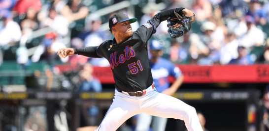 Freddy Peralta realiza un envío al pentágono durante su labor frente a los Dodgers.
