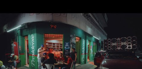 STREAM: https://sym.ffm.to/dalvin

"Así Se Vende" marca uno de los momentos más importantes de "La Bachata Volvió", el primer álbum de estudio de Dalvin La Melodía. En esta colaboración especial, Dalvin une su voz con la del reconocido artista puertorriqueño Tito "El Bambino", creando un encuentro entre dos generaciones de la música latina y llevando la bachata a una dimensión internacional.

Con una producción moderna que respeta la esencia del género, "Así Se Vende" combina la interpretación apasionada de Dalvin con el sello inconfundible de Tito "El Bambino", dando como resultado una canción con gran potencial para conectar tanto con los seguidores tradicionales de la bachata como con nuevas audiencias en toda Latinoamérica y el mercado latino de Estados Unidos.

Esta colaboración representa un paso importante en la carrera de Dalvin La Melodía y refleja la visión de "La Bachata Volvió" como un proyecto que busca impulsar la evolución del género mediante alianzas con artistas de gran trayectoria. Respaldada por una campaña de promoción internacional, contenido audiovisual oficial y una gira de medios en República Dominicana y Estados Unidos, "Así Se Vende" está llamada a convertirse en uno de los temas más destacados del álbum y en una pieza clave para la expansión internacional de Dalvin La Melodía.

