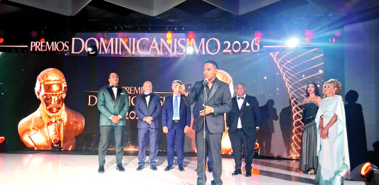 Santiago Matías (Alofoke) al recibir su galardón en los Premios Dominicanísimo 2026.
