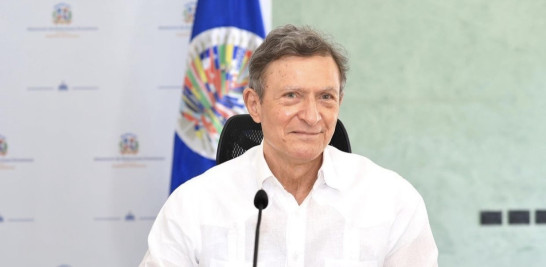 Roberto Álvarez fue designado embajador emérito.