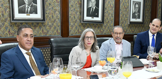 Desde la izquierda, Roberto Herrera, Ancell Scheker Mendoza, Óscar Amargós Pérez y Adolfo Pérez, quienes acompañaron al ministro de Educación en el Desayuno.