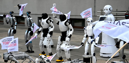 Eobots tomaron las calles de Varsovia para reclamar que Polonia regule la Inteligencia Artificial