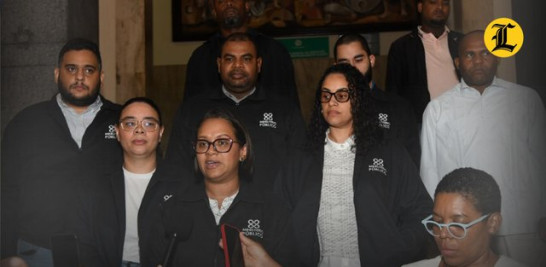 El Ministerio Público solicitó prisión preventiva contra 25 personas, entre exempleados del Seguro Nacional de Salud (Senasa), médicos y particulares, arrestadas durante la denominada Operación Senasa 2.0-A, investigación en la que el órgano acusador persigue una presunta red dedicada a defraudar fondos públicos mediante la facturación de servicios médicos que no habrían sido realizados.<br /><br />La solicitud de medida de coerción, contenida en un expediente de 525 páginas, fue depositada antes de la medianoche ante el Juzgado de Atención Permanente del Distrito Nacional por los titulares de la Dirección General de Persecución del Ministerio Público y de la Procuraduría Especializada de Persecución de la Corrupción Administrativa (Pepca), Wilson Camacho y Mirna Ortiz.<br /><br />https://listindiario.com/la-republica/justicia/20260920/ministerio-publico-solicita-prision-preventiva-25-vinculados-operacion-senasa-2-0_922917.html