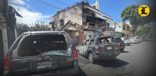 Un hogar con pérdida total y más de tres vehículos calcinados son el resultado de un incendio ocurrido la madrugada de este domingo en la Zona Colonial.<br /><br />El fuego, que consumió una vivienda y dos comercios, dejó la calle Arzobispo Portes esquina Callejón de Regina invadida por escombros, autos irreparables y vecinos impactados.<br /><br />Julissa de Peña, presidenta de la junta de vecinos San Jose-Montesinos, detalló que el incendio, ocurrido alrededor de las 4:30 a. m. fue provocado por el cortocircuito de un cable eléctrico que se había reportado en ocasiones anteriores a las sedes de electricidad correspondientes.<br /><br />https://listindiario.com/la-republica/20260920/incendio-zona-colonial-deja-familia-cuatro-hogar-vehiculos-calcinados_922938.html