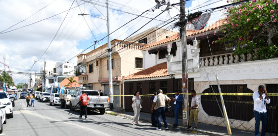 Se observa el movimiento de oficiales de investigación policial mientras recolectan evidencias sobre la tragedia.