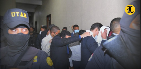 Tras más de cinco horas de audiencia donde se conocerá la medida de coerción a los 26 imputados por el caso Senasa 2.0, el Tribunal recesó por un periodo de una hora.

De acuerdo al abogado Nolasco Rivas, hasta el momento el Ministerio Público presentó formalmente la solicitud de la medida de coerción para todos los acusados y se les dio la oportunidad a los imputados de que presentaran sus declaraciones.

https://listindiario.com/la-republica/justicia/20260923/defensa-dice-imputados-caso-senasa-2-0-avergonzados-piden-caso-aclare_923455.html



También le pude interesar estos videos:

Rosvely Pérez, sobreviviente del Jet Set: Mi vida es diferente después de eso https://youtu.be/WxrzgGFzcPQ

Lourdes de la Maza, hija de uno de los hombres que ajustició a Trujillo: “Duré dos meses encerrada” https://youtu.be/0tqWjfR9fwE

Los detalles ocultos del complot contra Trujillo: Los revela Juan Daniel Balcácer https://youtu.be/HUqQJhFVmkc

Miguelina, Aname y Gloria: tres vidas marcadas por el Jet Set por la muerte de Karla Lantigua https://youtu.be/S2TVwIW6jvI

“Mi papá era un civil, un ciudadano… en el ajusticiamiento”, dice hijo de Antonio Imbert Barrera https://youtu.be/H9o1uZ20cx4

Más noticias en https://listindiario.com/

Suscríbete al canal  https://bit.ly/335qMys

Síguenos
Twitter  https://twitter.com/ListinDiario 

Facebook  https://www.facebook.com/listindiario 

Instagram https://www.instagram.com/listindiario/
