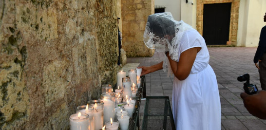 Feligreses rindiendo tributo a la Virgen de las Mercedes