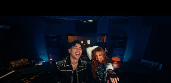 Seguí a Luck Ra:
https://www.facebook.com/LuckRaOficial/
https://www.instagram.com/luckra/
https://www.tiktok.com/@luckra
https://x.com/luckraok

Letra:
La gente me señala
Me apunta con el dedo
Susurra a mis espaldas
Y a mí me importa un bledo.

¿Qué más me da
Si soy distinto a ellos?
No soy de nadie
No tengo dueño.

Yo sé que me critican
Me consta que me odian
La envidia les corroe
Mi vida les agobia.

¿Por qué será?
Yo no tengo la culpa
Mis circunstancias les insulta.

Mi destino es el que yo decido
El que yo elijo para mí.

¿A quién le importa lo que yo haga?
¿A quién le importa lo que yo diga?
Yo soy así, así seguiré
Nunca cambiaré.

¿A quién le importa lo que yo haga?
¿A quién le importa lo que yo diga?
Yo soy así, así seguiré
Nunca cambiaré.

No cambiare no cambiare.

Jamas cambiare.

Quizá la culpa es mía
Por no seguir la norma
Ya es demasiado tarde
Para cambiar ahora.

Me mantendré firme en mis convicciones
Reforzaré mis posiciones.

Mi destino es el que yo decido
El que yo elijo para mí
¿A quién le importa lo que yo haga?
¿A quién le importa lo que yo diga?
Yo soy así, así seguiré
Nunca cambiaré.

¿A quién le importa lo que yo haga?
¿A quién le importa lo que yo diga?
Yo soy así, así seguiré
Nunca cambiaré.

Solo me importa a mi

Thalia, Luck Ra

¿A quién más le va a importar?

#LuckRa 
#Thalía
#AQuienLeImporta
