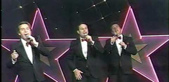 Tres hermanos; Mario, Omar y Jorge Arriagada, dan vida a uno de los tríos mas famosos de la balada - bolero en el mundo; Los Hermanos Arriagada, Oriundos de Chile y fundando en 1954.
La canción " Poema " composición del maestro Fernando Diaz, fue el primer éxito discográfico del trió, grabándola en 1964 con el acompañamiento de la orquesta de René Calderón de nacionalidad boliviana.
Disfruta de este bello poema hecho canción, extraída de vhs en tu Taberna Momentos Inolvidables.
Cali - Colombia.