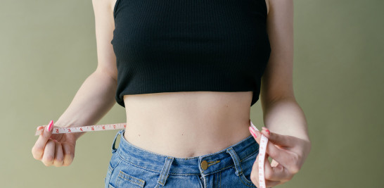 El deseo de alcanzar una delgadez erróneamente idealizada favorece que algunos jóvenes adopten conductas de riesgo. Foto: Mikhail Nilov- Pexels.