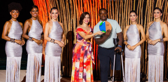 Virginia Martínez de Atallah entrega reconocimiento especial a Manuel De Los Santos