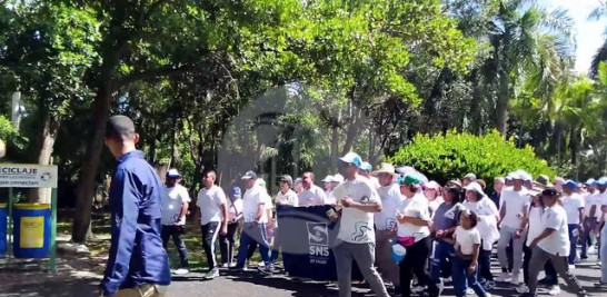 Con un llamado a abandonar los prejuicios y hablar abiertamente sobre el bienestar emocional y social, el Servicio Nacional de Salud (SNS) realizó por primera vez la caminata "Unidos por la salud mental" en el Jardín Botánico Nacional, para celebrar el Día Mundial de la Salud Mental.<br /><br />La iniciativa busca que la población dominicana cree conciencia sobre la importancia de cuidar las emociones y que recurrir a ayuda profesional no se catalogue como una vergüenza.<br /><br />https://listindiario.com/la-republica/sector-salud/20261010/sns-realizo-primera-caminata-salud-mental-llamado-guardar-prejuicios_925597.html