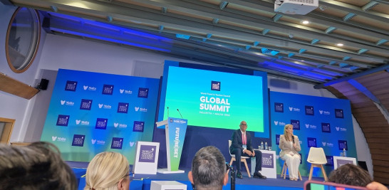 La presidenta y CEO del WTTC, Gloria Guevara, mientras respondía a una pregunta de Listín Diario. A su lado Alberto Petrearse.