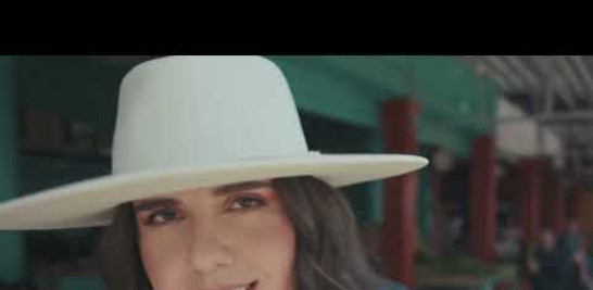 Covi Quintana - No Te Kille ~ Visualizer Oficial

Escúchala y guárdala en plataformas: 

Sigue a Covi Quintana en:
Spotify: https://open.spotify.com/intl-es/arti...
Instagram:   / coviquintana  
TikTok: https://www.tiktok.com/@coviquintana?...
Facebook: https://www.facebook.com/coviquintana...

Letras

Yo hace 4 meses me juré
Que tu ibas a ser la mujer de mi vida
Pero tu andabas por ahí con tres
Lo tuyo fue peor que pasarme una “Gillete”

Yo te quise como nunca quise a nadie
Pero yo ya no te quiero ver
Tuve que seguir sin tu querer
Me tropecé con otros labios y me aficié

Ay no te kille porque tu me hiciste
La misma vaina y no te arrepentiste
Ay no te kille porque me perdiste
Yo me quedé esperándote pero tu no viniste
Ay no te kille porque tu me hiciste
La misma vaina y no te arrepentiste
Ay no te kille porque me perdiste
Yo me quedé esperándote pero tu no viniste

Tu puedes venir rogándome
Y yo contigo no vuelvo ni que me maten
Me sacaste los pies y quieres volver
Ahora que estoy feliz quieres venir a joder

Yo te quise como nunca quise a nadie
Pero yo ya no te quiero ver
Tuve que seguir sin tu querer
Me tropecé con otros labios y me aficié

Ay no te kille porque tu me hiciste
La misma vaina y no te arrepentiste
Ay no te kille porque me perdiste
Yo me quedé esperándote pero tu no viniste
Ay no te kille porque tu me hiciste
La misma vaina y no te arrepentiste
Ay no te kille porque me perdiste
Yo me quedé esperándote pero tu no viniste

Tu te fuiste y pensaste que yo iba a volver

Oye eta vaina Ronny

Ay no te kille que tu no viniste
Ay no te kille
Yo no quiero verte más en RD
Ay no te kille
Ven recoge to’ tus vainas
Ay no te kille
Y por aquí no vuelvas más
Ay no te kille

Ese huevo quiere sal

Oye eta vaina

El que la hace la paga, oite'

Ay no te kille porque tu me hiciste
La misma vaina y no te arrepentiste
Ay no te kille porque me perdiste
Yo me quedé esperándote pero tu no viniste
Ay no te kille porque tu me hiciste
La misma vaina y no te arrepentiste
Ay no te kille porque me perdiste
Yo me quedé esperándote pero tu no viniste
Ay no te kille porque me perdiste
Yo me quedé esperándote pero tu no viniste.