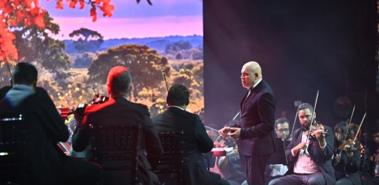 5.	El maestro Amaury Sánchez dirige la orquesta filarmónica de Santo Domingo en la celebración del 85 aniversario de Banreservas.